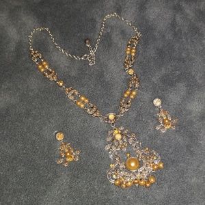 Beige pearl necklace set